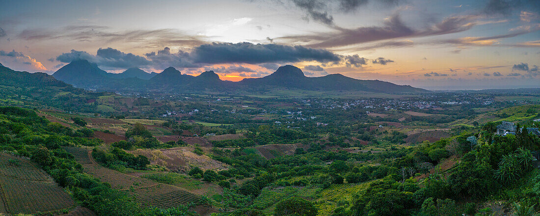 Luftaufnahme des Long Mountain bei Sonnenuntergang aus der Nähe von Congomah, Mauritius, Indischer Ozean, Afrika