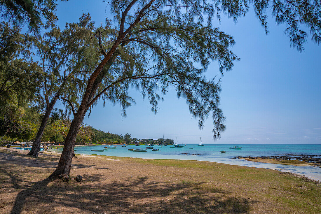 Blick auf den Strand und den türkisfarbenen Indischen Ozean an einem sonnigen Tag in Cap Malheureux, Mauritius, Indischer Ozean, Afrika