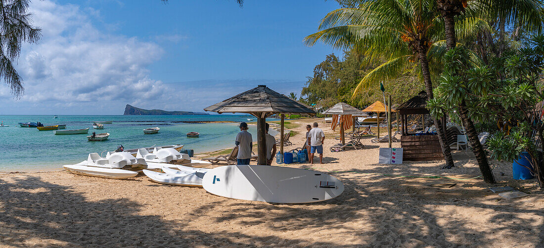 Blick auf den Strand und den türkisfarbenen Indischen Ozean an einem sonnigen Tag in Cap Malheureux, Mauritius, Indischer Ozean, Afrika