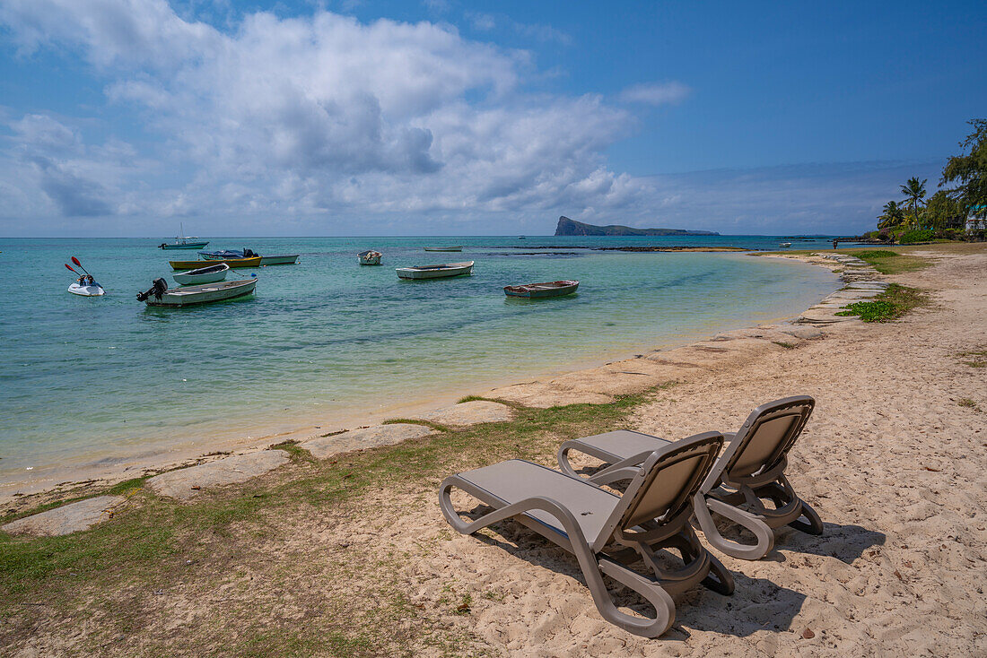 Blick auf den Strand und den türkisfarbenen Indischen Ozean an einem sonnigen Tag in Cap Malheureux, Mauritius, Indischer Ozean, Afrika