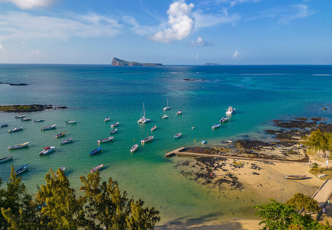 Luftaufnahme der Bucht bei Notre-Dame Auxiliatrice de Cap Malheureux, Cap Malheureux, Mauritius, Indischer Ozean, Afrika
