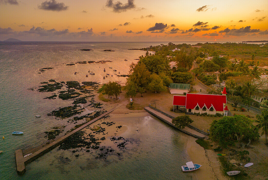 Luftaufnahme von Notre-Dame Auxiliatrice de Cap Malheureux bei Sonnenaufgang, Cap Malheureux, Mauritius, Indischer Ozean, Afrika