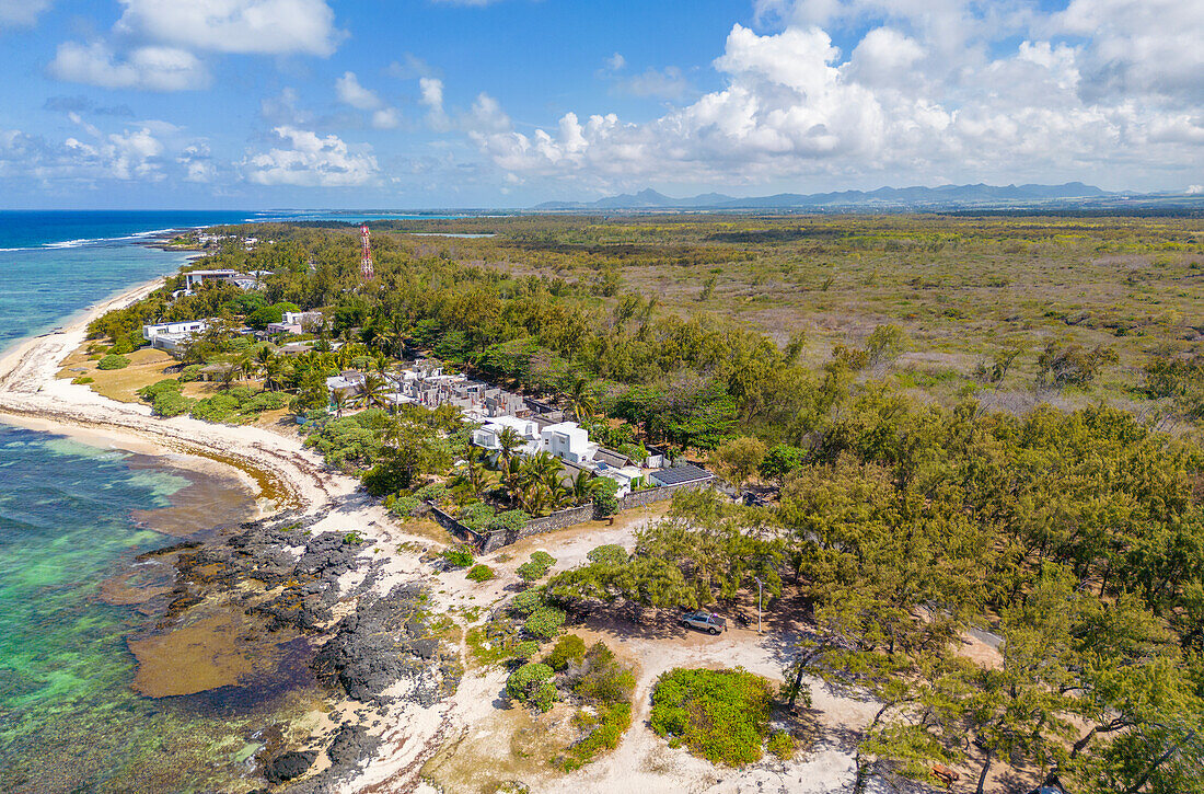 Luftaufnahme der Küstenlinie in der Nähe des öffentlichen Strandes von Poste La Fayette, Mauritius, Indischer Ozean, Afrika
