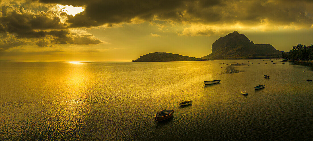 Luftaufnahme von Le Morne und Booten im Indischen Ozean vom Dorf Le Morne aus, Mauritius, Indischer Ozean, Afrika