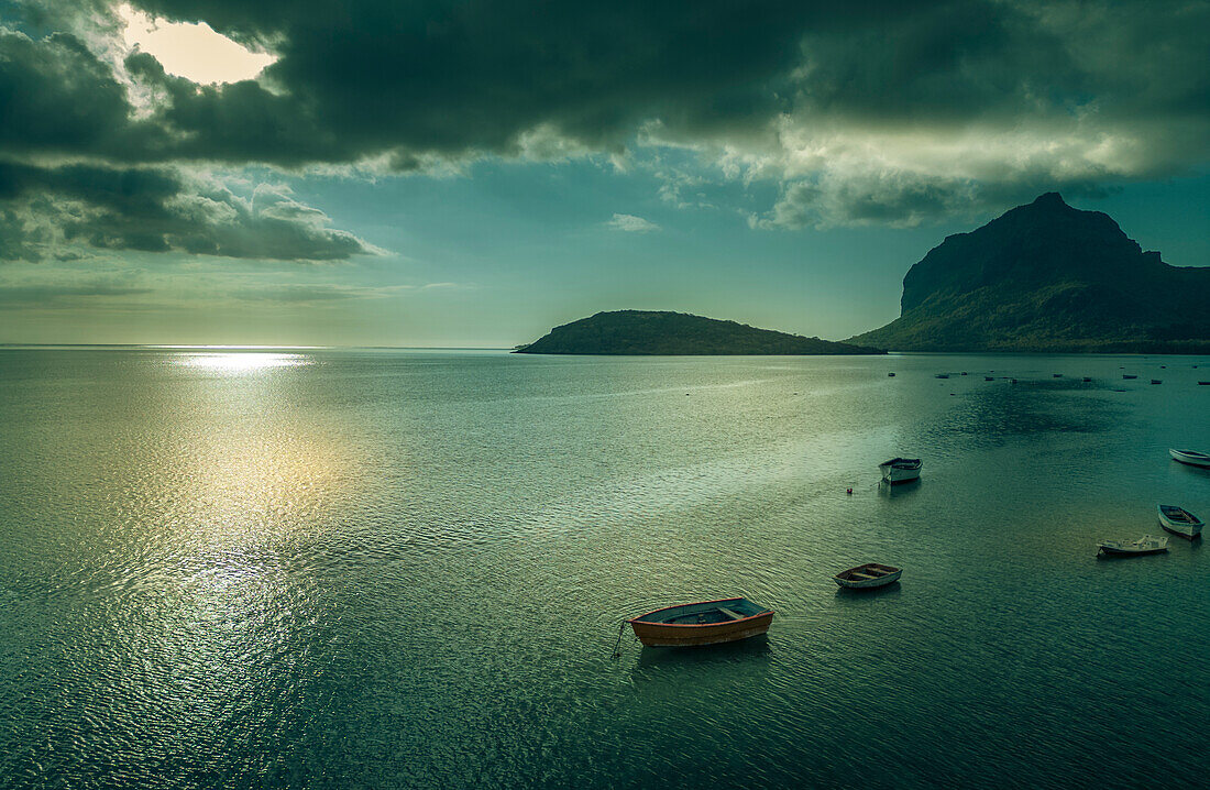 Luftaufnahme von Le Morne und Booten im Indischen Ozean vom Dorf Le Morne aus, Mauritius, Indischer Ozean, Afrika