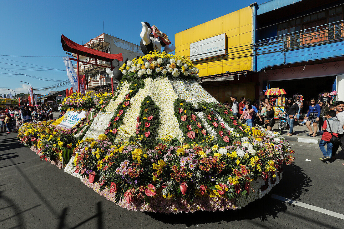 Japanischer Festwagen bei der jährlichen Parade des Internationalen Blumenfestivals von Tomohon in der Stadt, die das Herz der nationalen Blumenzucht ist, Tomohon, Nordsulawesi, Indonesien, Südostasien, Asien
