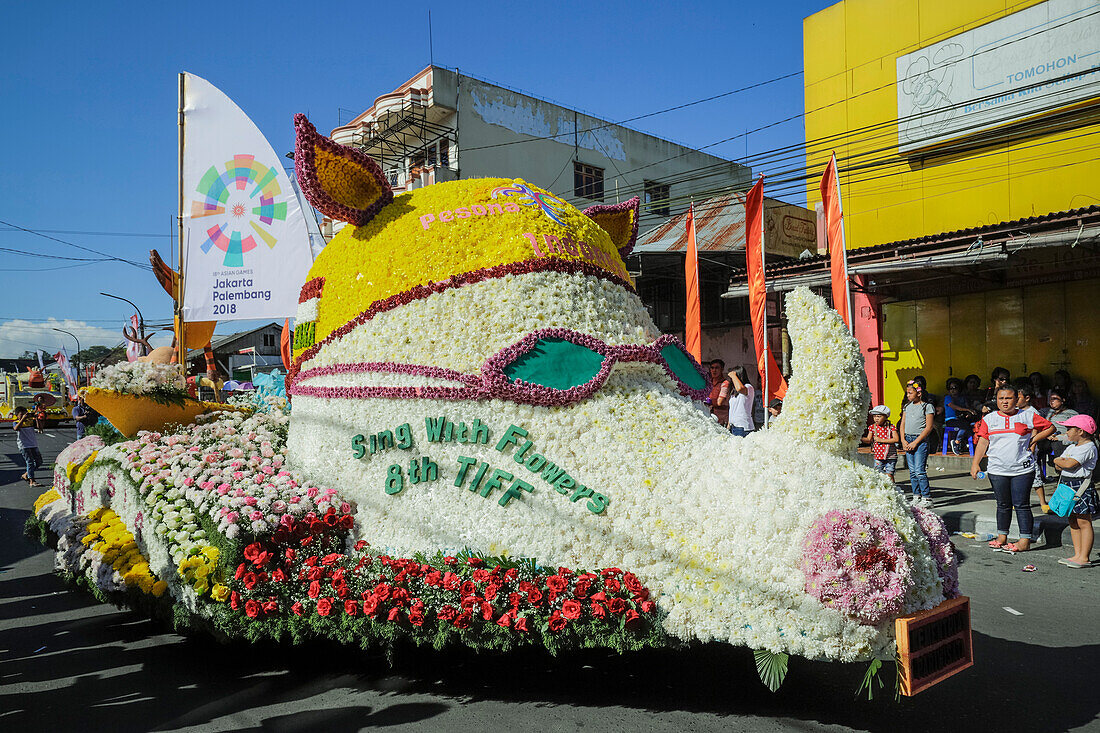 Festwagen aus Indonesien bei der jährlichen Parade des Internationalen Blumenfestes von Tomohon in der Stadt, die das Herz der nationalen Blumenzucht ist, Tomohon, Nordsulawesi, Indonesien, Südostasien, Asien