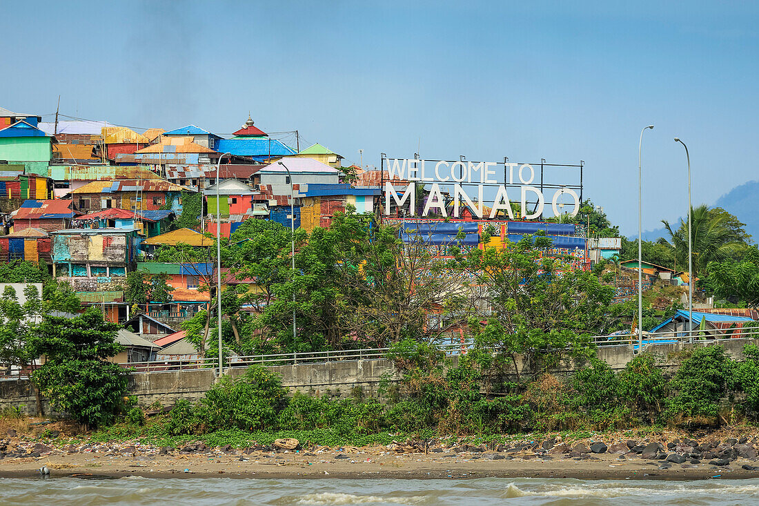 Schild "Willkommen in Manado" an der Hafeneinfahrt der Provinzhauptstadt im Norden von Sulawesi, Manado, Nordsulawesi, Indonesien, Südostasien, Asien