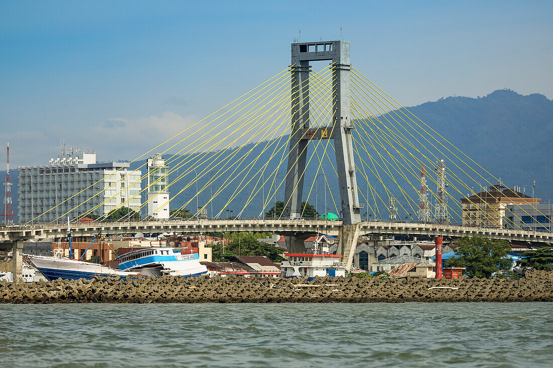 Boote im Hafen von Manado und die Soekarno-Brücke in der Provinzhauptstadt im hohen Norden von Sulawesi, Manado, Nordsulawesi, Indonesien, Südostasien, Asien