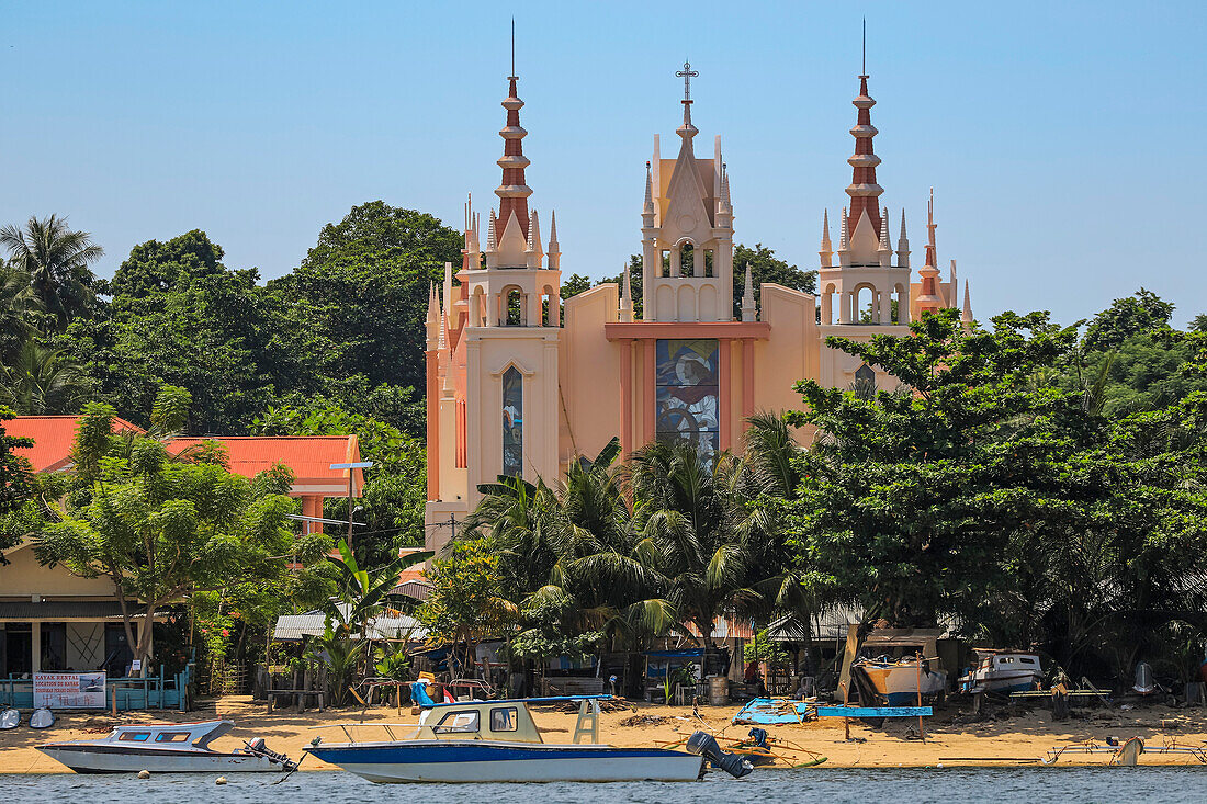 Verschnörkelte Kirche am Strand der Insel Manadotua vor der Urlaubs- und Tauchinsel Bunaken, Manadotua, Bunaken, Nordsulawesi, Indonesien, Südostasien, Asien
