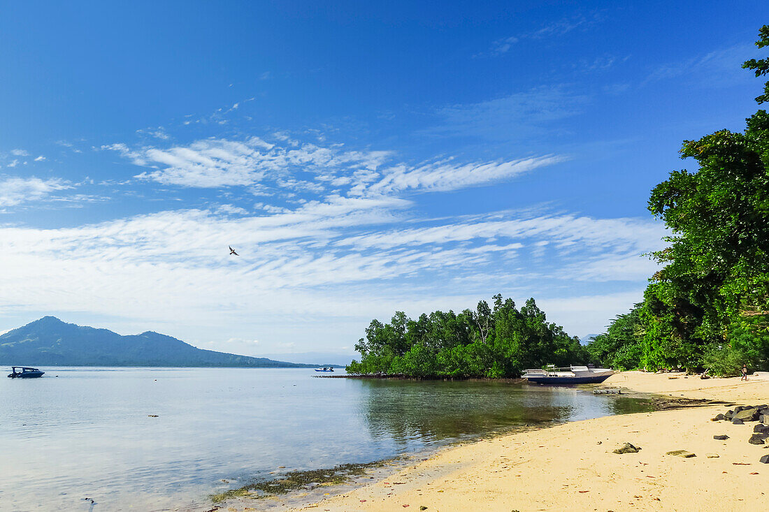 Blick auf das Festland und Gunung Tumpa an einem östlichen Strand auf dieser korallengesäumten Ferieninsel, Bunaken, Nordsulawesi, Indonesien, Südostasien, Asien