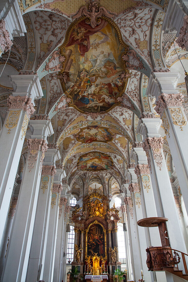 Innenraum, tonnengewölbtes Kirchenschiff, Heilig-Geist-Kirche, ursprünglich gegründet im 14. Jahrhundert, Altstadt, München, Bayern, Deutschland, Europa