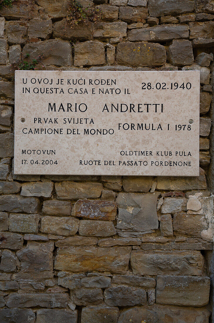 Gedenktafel an der Wand des früheren Wohnhauses von Mario Andretti, Motovun, Zentralistrien, Kroatien, Europa