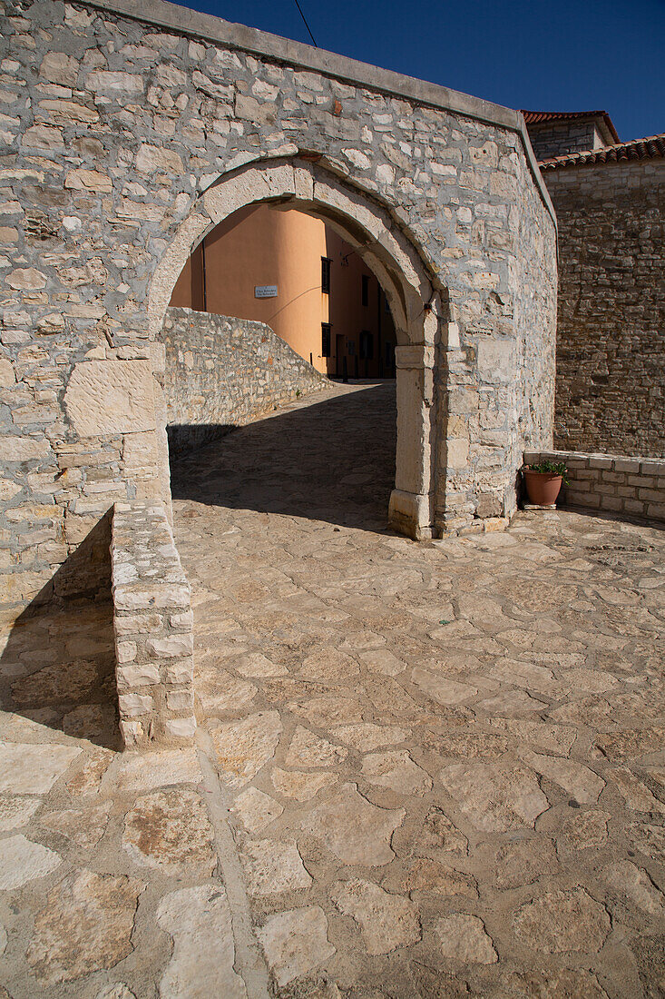 Marina Gate, Belvedere Historical Site, dating from 1649, Old Town, Novigrad, Croatia, Europe