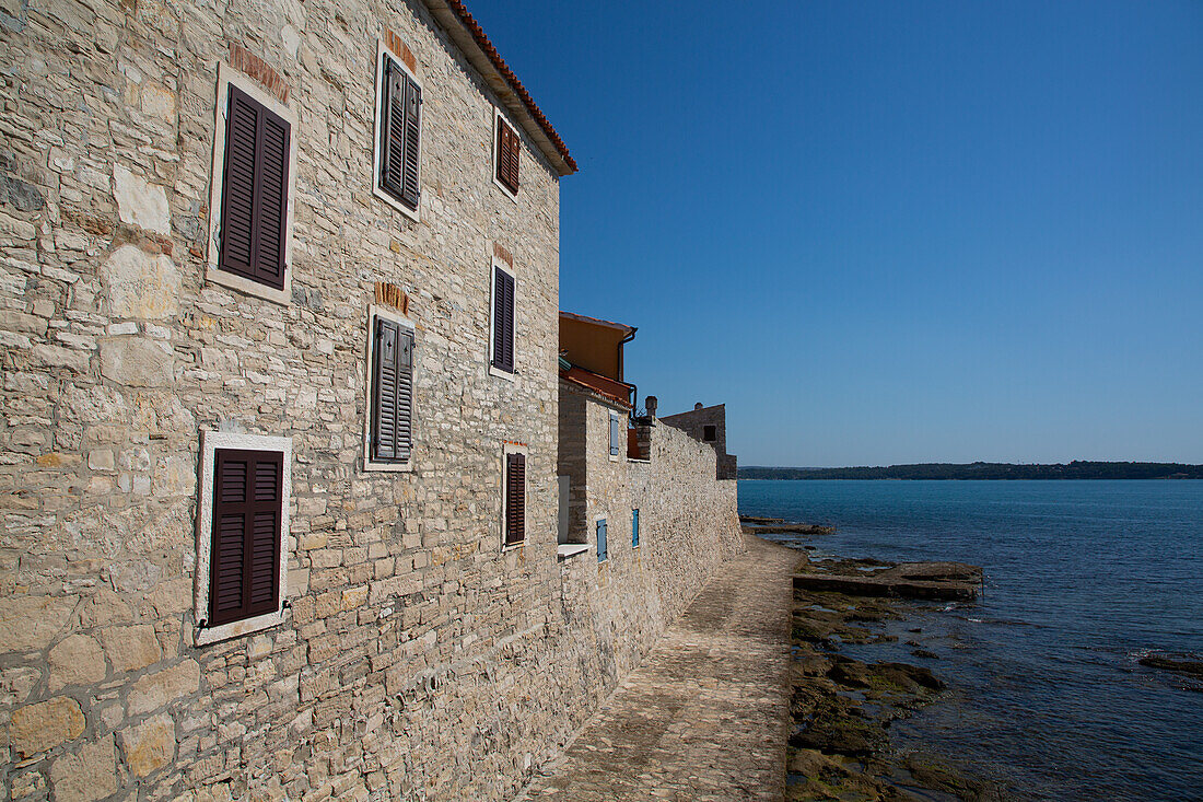 Seaside, waterfront residence, Outer City Wall, 13th century, Old Town, Novigrad, Croatia, Europe