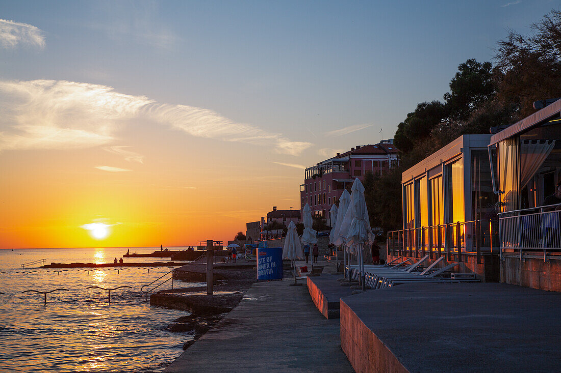 Sonnenuntergang, Blick aufs Meer, Restaurants auf der rechten Seite, Altstadt, Novigrad, Kroatien, Europa