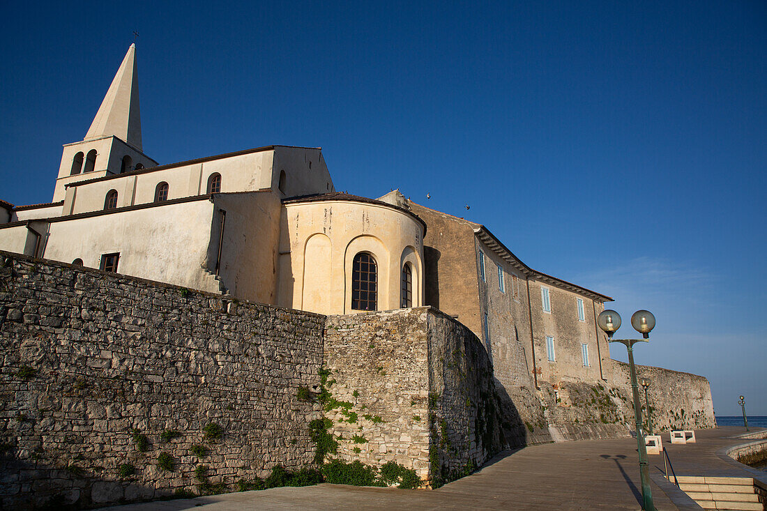 Turm der Euphrasius-Basilika, Spazierweg um den Altstadtrand, Porec, Kroatien, Europa