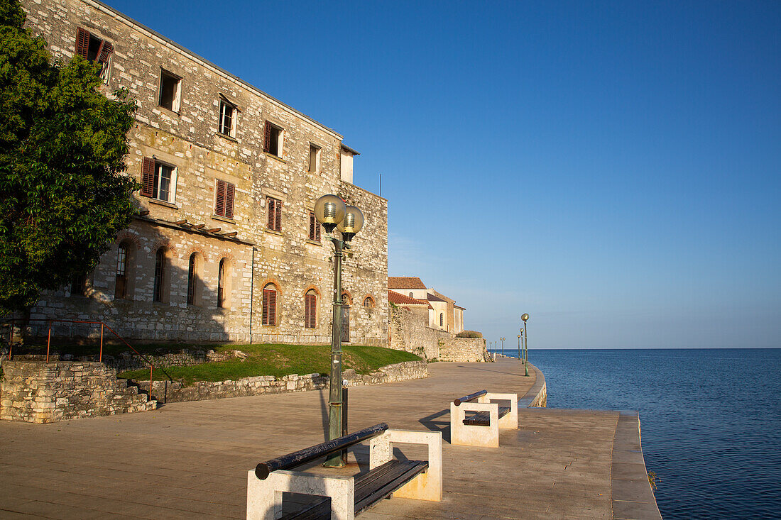 Spazierweg am Rande der Altstadt, Porec, Kroatien, Europa