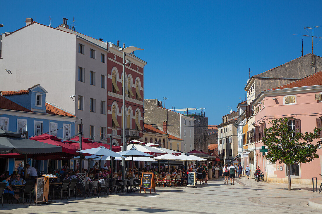 Restaurant im Freien, Altstadt, Porec, Kroatien, Europa