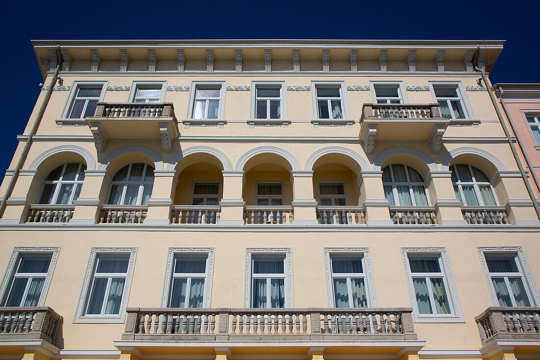 Gebäude mit Balkon, Altstadt, Porec, Kroatien, Europa
