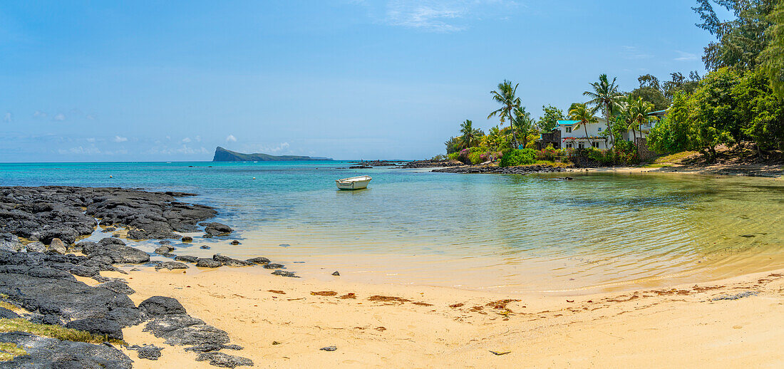 Blick auf den Strand und den türkisfarbenen Indischen Ozean an einem sonnigen Tag in Cap Malheureux, Mauritius, Indischer Ozean, Afrika