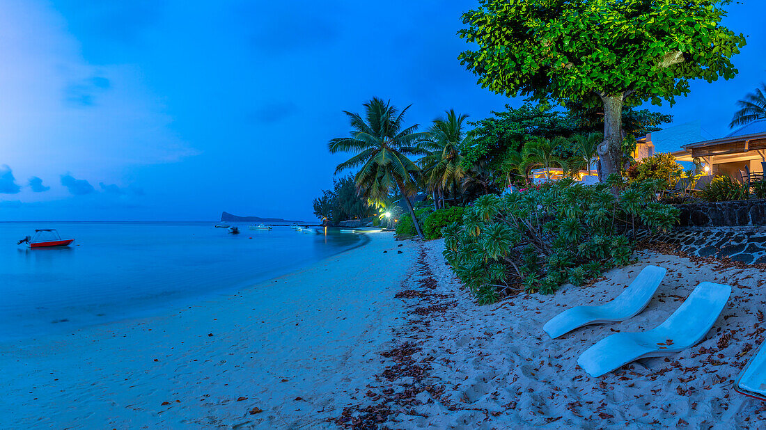 Blick auf den Strand und den türkisfarbenen Indischen Ozean in der Abenddämmerung in Cap Malheureux, Mauritius, Indischer Ozean, Afrika