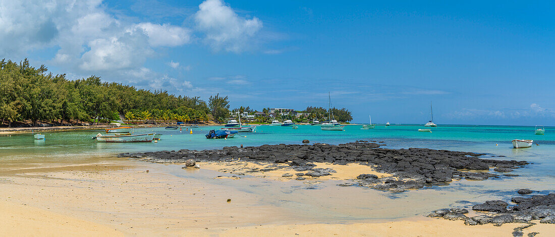 Blick auf den Strand und den türkisfarbenen Indischen Ozean an einem sonnigen Tag in Cap Malheureux, Mauritius, Indischer Ozean, Afrika