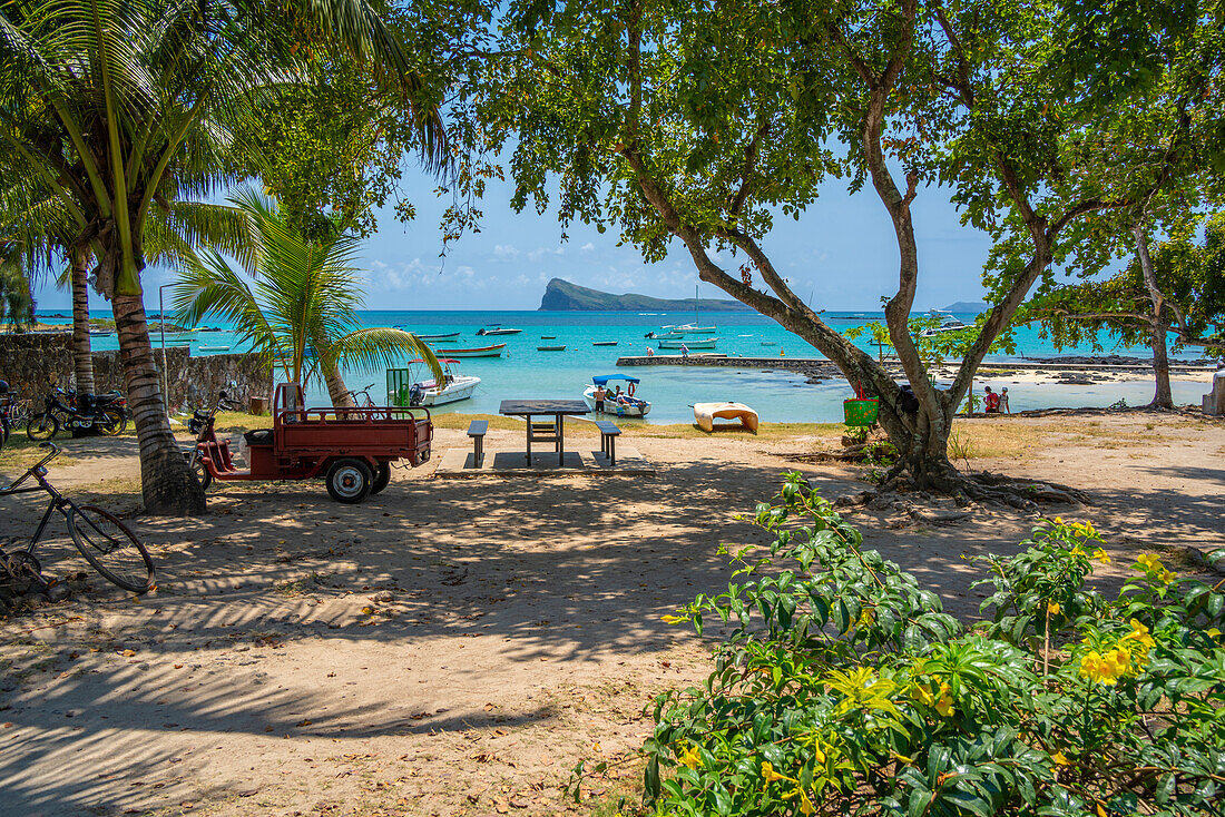 Blick auf den Strand und den türkisfarbenen Indischen Ozean an einem sonnigen Tag in Cap Malheureux, Mauritius, Indischer Ozean, Afrika