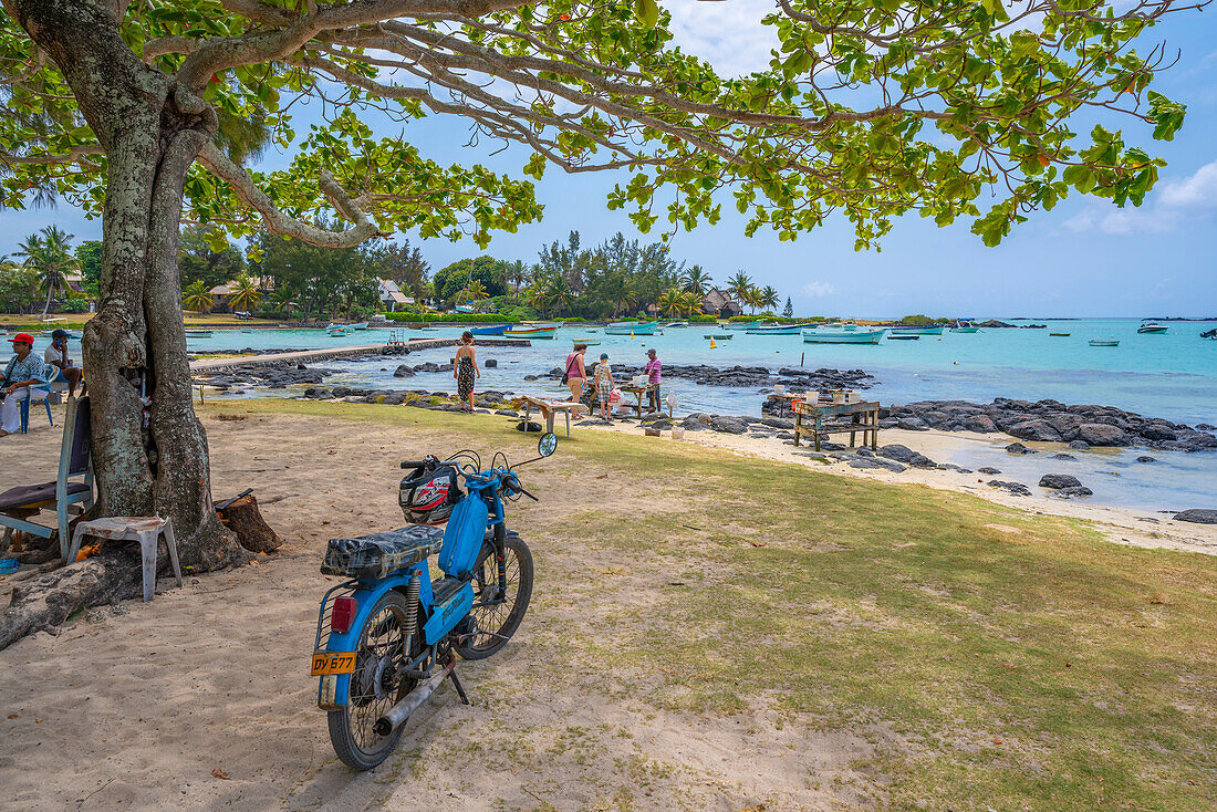 Blick auf Strand und Händler an einem sonnigen Tag in Cap Malheureux, Mauritius, Indischer Ozean, Afrika