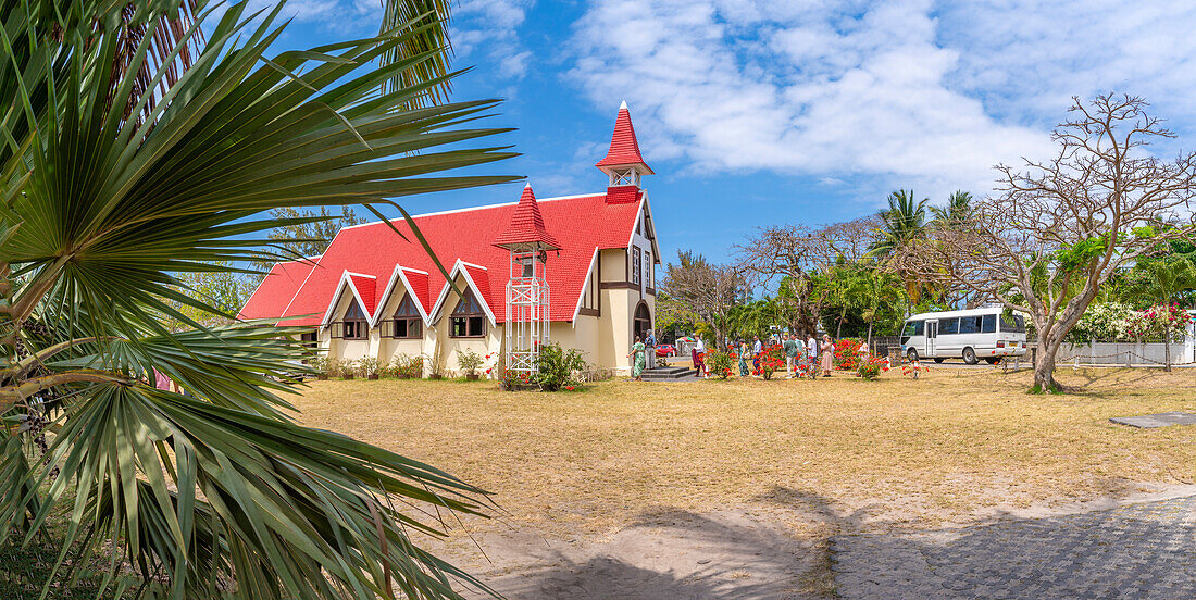 Blick auf Notre-Dame Auxiliatrice de Cap Malheureux an einem sonnigen Tag in Cap Malheureux, Mauritius, Indischer Ozean, Afrika