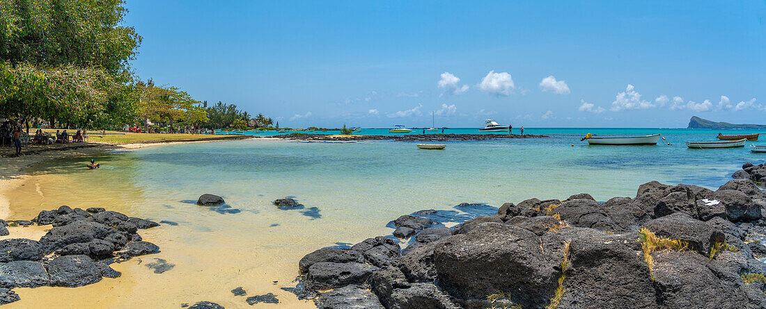 Blick auf den Strand und den türkisfarbenen Indischen Ozean an einem sonnigen Tag in Cap Malheureux, Mauritius, Indischer Ozean, Afrika