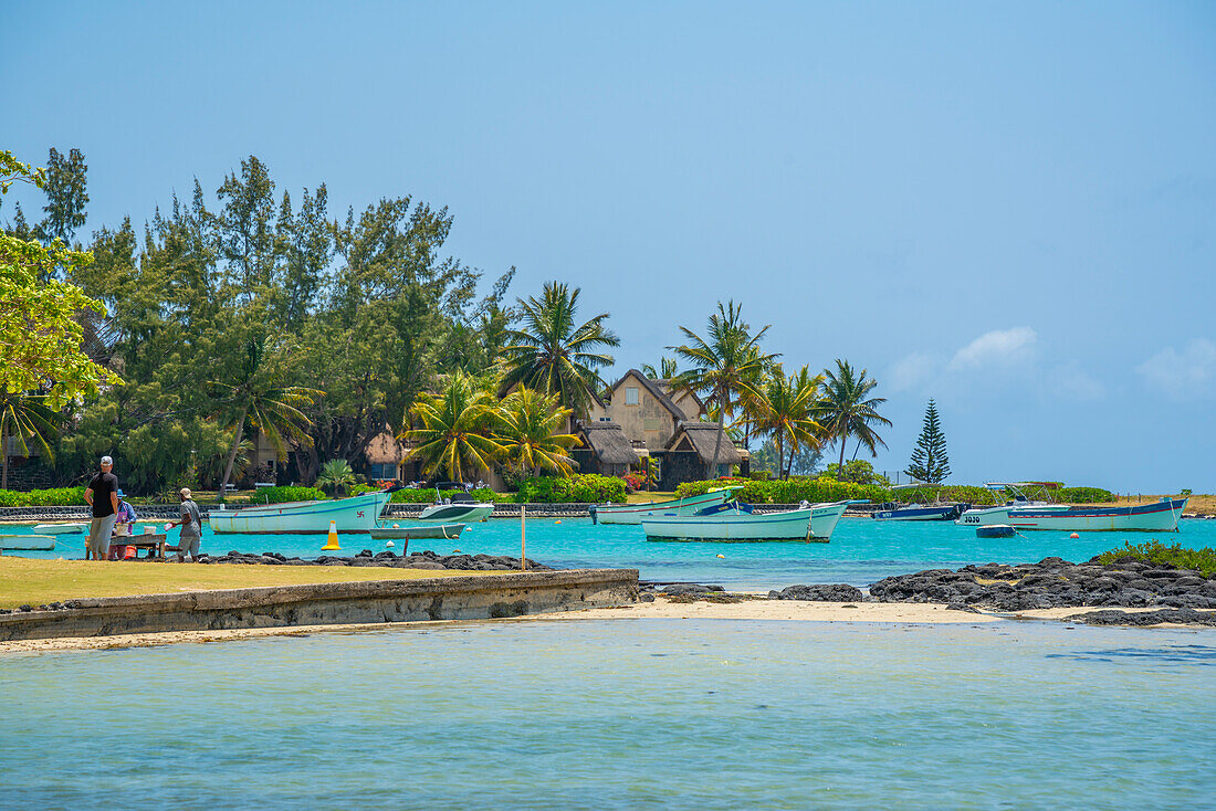 Blick auf den Strand und den türkisfarbenen Indischen Ozean an einem sonnigen Tag in Cap Malheureux, Mauritius, Indischer Ozean, Afrika