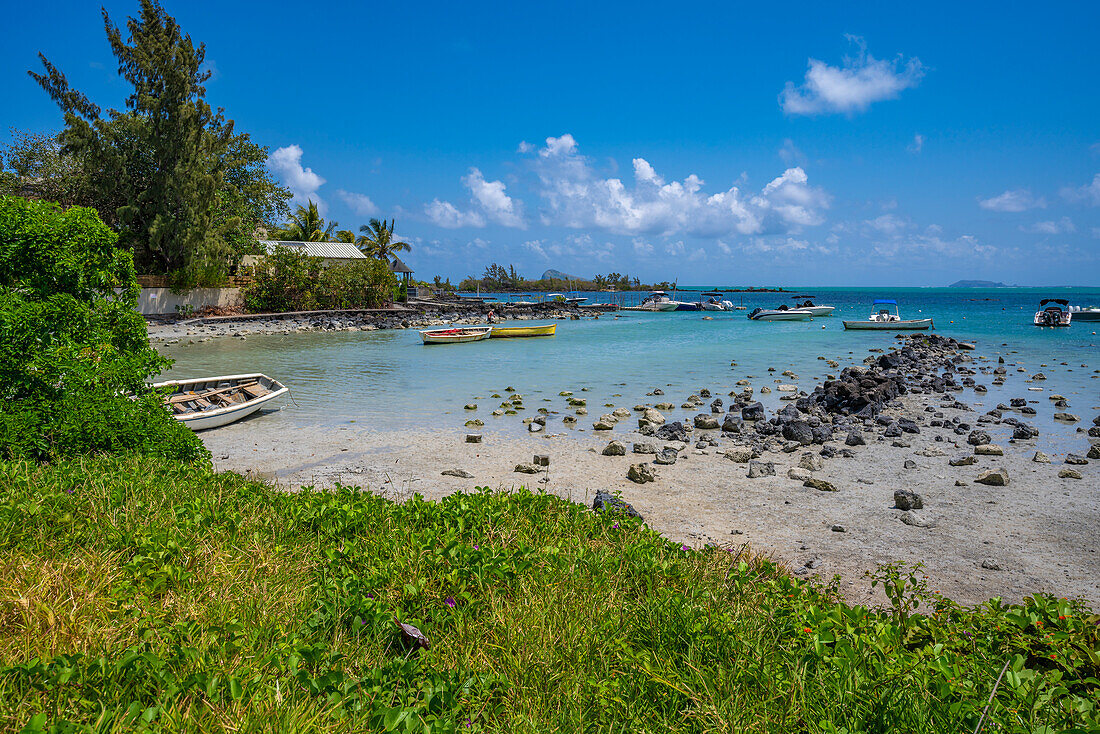 Blick auf Strand und türkisfarbenen Indischen Ozean an einem sonnigen Tag in der Nähe von Poste Lafayette, Mauritius, Indischer Ozean, Afrika