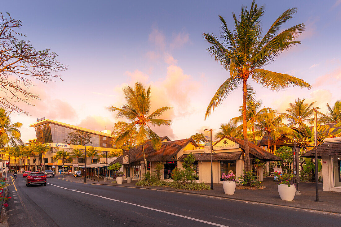 Blick auf Palmen und Boutiquen in Grand Bay bei Sonnenuntergang, Mauritius, Indischer Ozean, Afrika