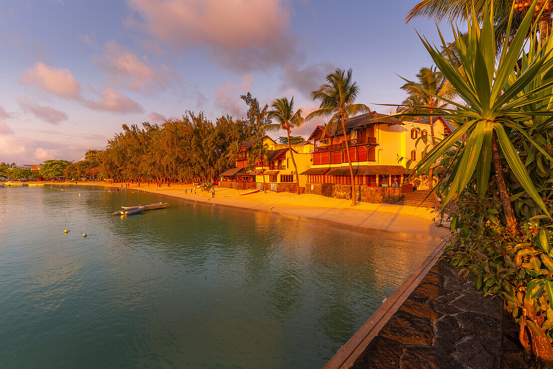 Blick auf Strand und Boote in Grand Bay zur goldenen Stunde, Mauritius, Indischer Ozean, Afrika