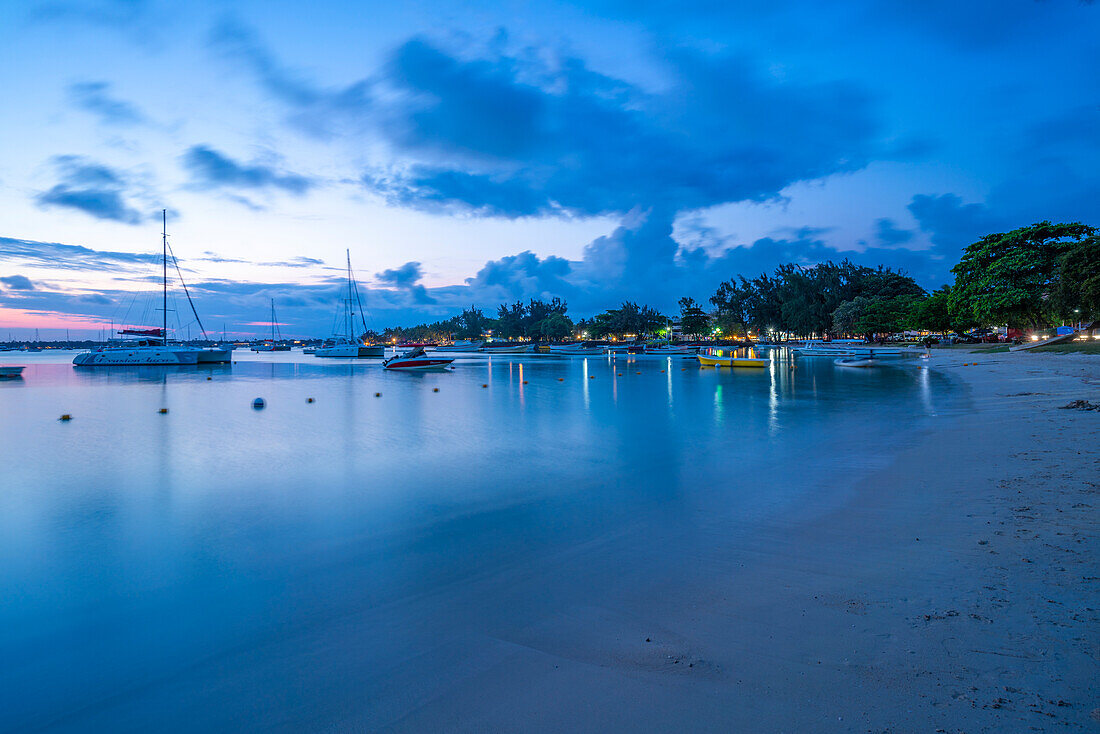 Blick auf Boote auf dem Wasser in Grand Bay in der Abenddämmerung, Mauritius, Indischer Ozean, Afrika