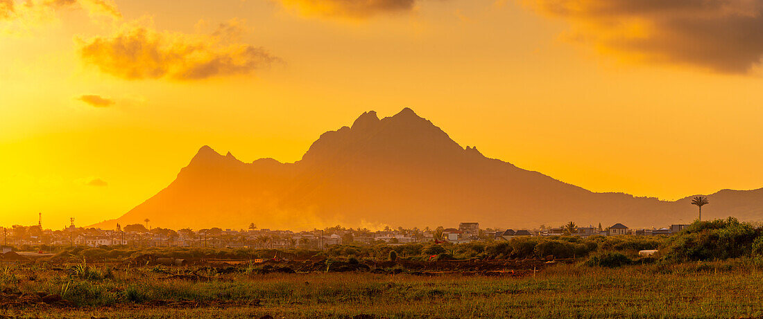 Blick auf Long Mountains bei Sonnenuntergang in der Nähe von Beau Bois, Mauritius, Indischer Ozean, Afrika