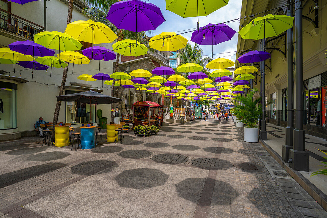 Blick auf Regenschirme und Geschäfte an der Caudan Waterfront in Port Louis, Port Louis, Mauritius, Indischer Ozean, Afrika