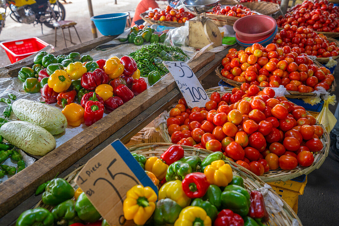 Blick auf einen Obststand, der Tomaten und Paprika auf dem Markt nahe dem Busbahnhof verkauft, Port Louis, Mauritius, Indischer Ozean, Afrika