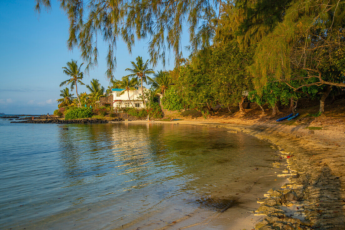 Blick auf den Strand und den türkisfarbenen Indischen Ozean bei Sonnenuntergang in Cap Malheureux, Mauritius, Indischer Ozean, Afrika