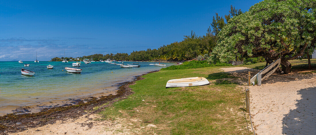 Blick auf den Strand und den türkisfarbenen Indischen Ozean an einem sonnigen Tag in Cap Malheureux, Mauritius, Indischer Ozean, Afrika