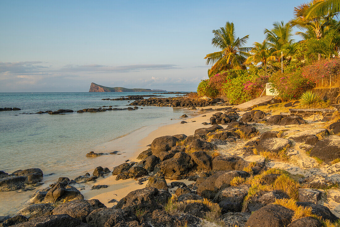 Blick auf den Strand und den türkisfarbenen Indischen Ozean bei Sonnenuntergang in Cap Malheureux, Mauritius, Indischer Ozean, Afrika