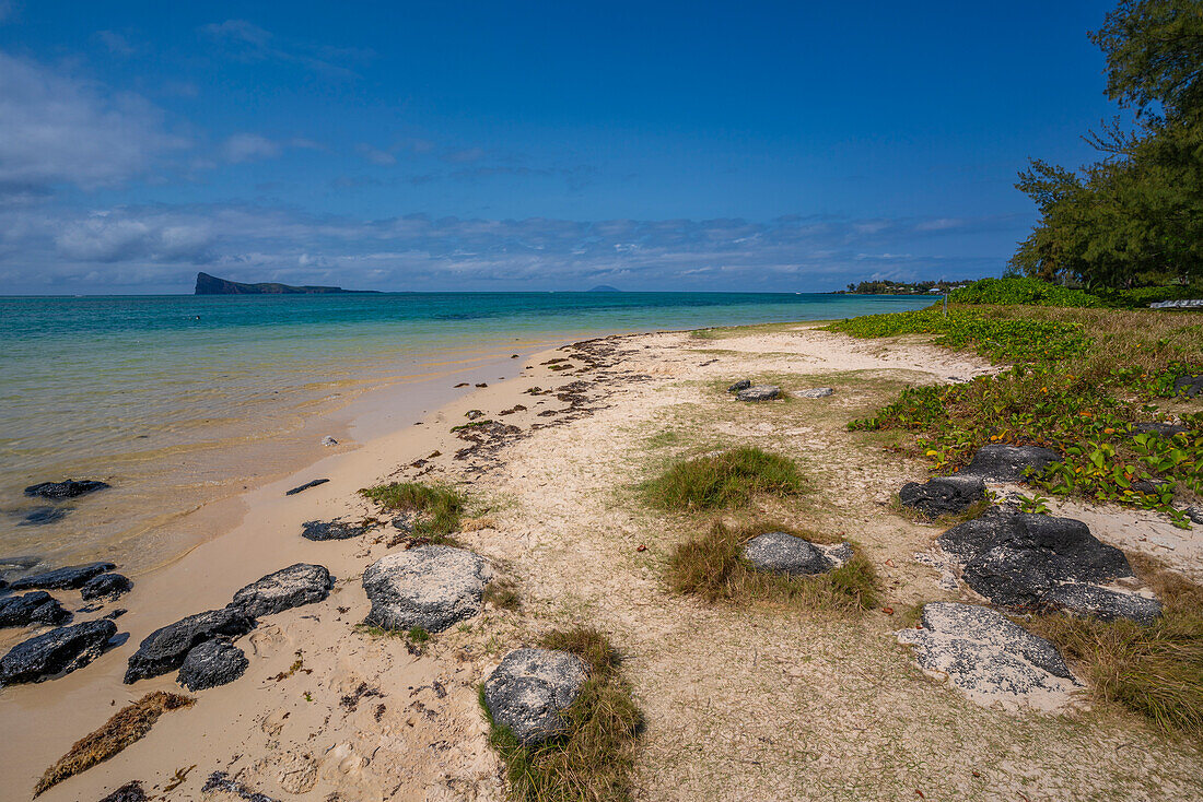 Blick auf den Strand und den türkisfarbenen Indischen Ozean an einem sonnigen Tag in Cap Malheureux, Mauritius, Indischer Ozean, Afrika