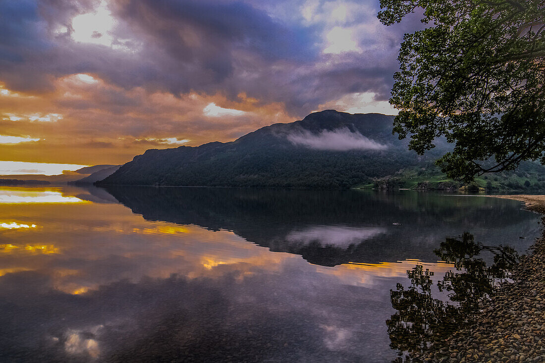 Sonnenaufgang von Ullswater im Lake-District-Nationalpark, UNESCO-Welterbe, Cumbria, England, Vereinigtes Königreich, Europa