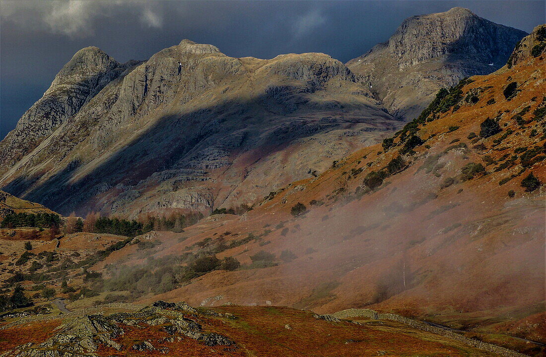 Blick auf die dramatischen Langdale Pikes vom Little Langdale Valley, Lake District National Park, UNESCO-Welterbe, Cumbria, England, Vereinigtes Königreich, Europa