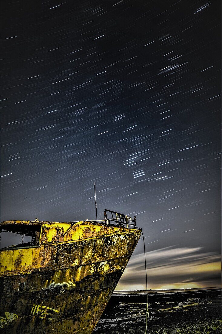 Sternenschweif über dem stillgelegten Trawler Vita Nova, von der Cumbrian Coast, Furness Peninsula, Cumbria, England, Vereinigtes Königreich, Europa