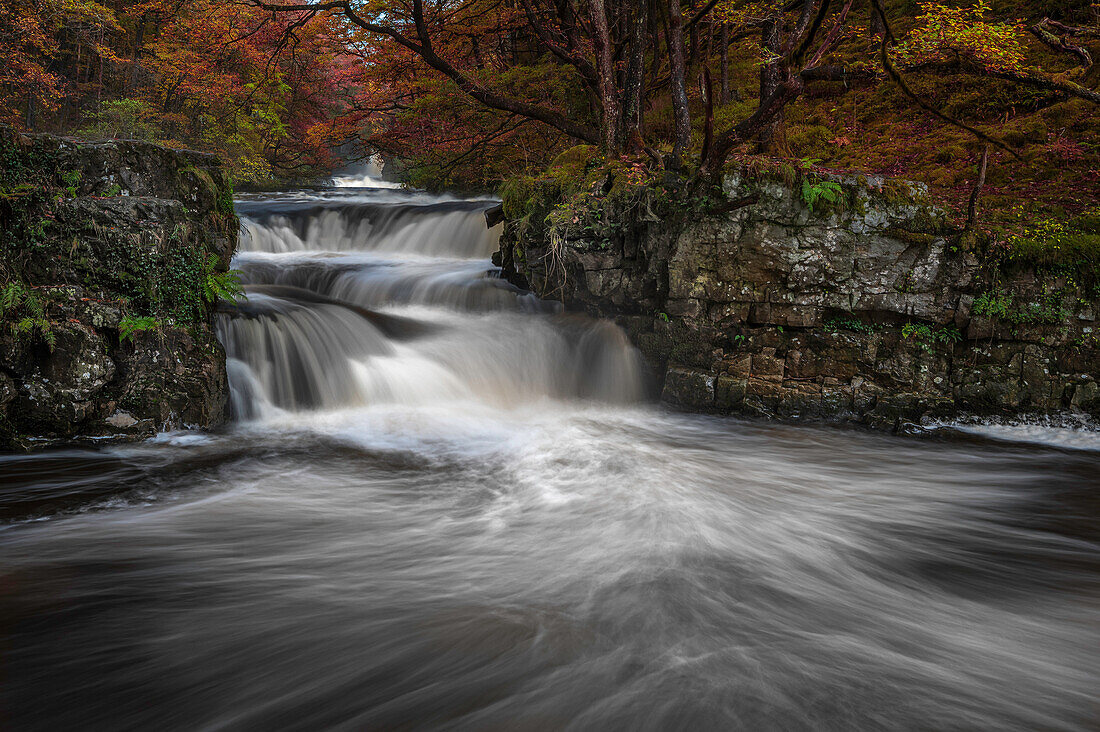 Herbstlicher Wasserfall auf dem Four Waterfalls Walk, Waterfall Country, Brecon Beacons National Park, Südwales, Vereinigtes Königreich, Europa