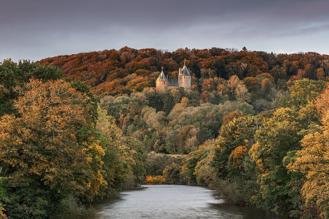 Castell Coch (das rote Schloss) im Herbst, am Stadtrand von Cardiff, Wales, Vereinigtes Königreich, Europa