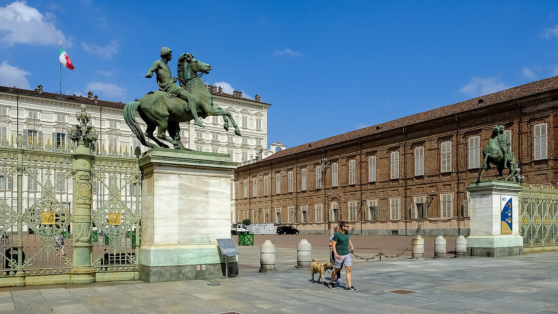 Blick auf den Eingang des Königlichen Palastes von Turin, historischer Palast des Hauses Savoyen, UNESCO-Welterbe, Turin, Piemont, Italien, Europa