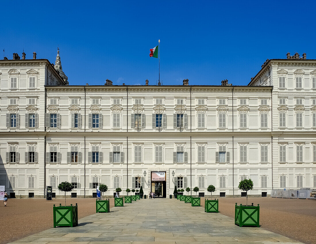 Blick auf die Fassade des Königspalastes, eines historischen Palastes des Hauses Savoyen, UNESCO-Weltkulturerbe, Turin, Piemont, Italien, Europa